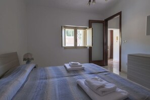 2 bedrooms, iron/ironing board, WiFi