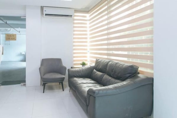 Interior - RedDoorz @ JQV HOTEL Camarin Caloocan (Caloocan)