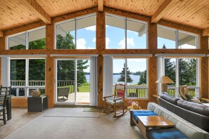 Smart-tv, eldstad och böcker