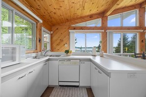 Kylskåp, mikrovågsugn, ugn och spishäll