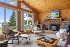 Smart-tv, eldstad och böcker