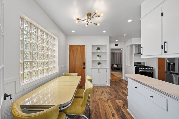 Dining - “YOGA HOUSE”  4bed , 2 spa-like baths + 2x Yoga sunrooms! Hotel quality (Rocky River)