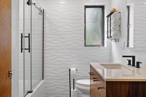 タオル、トイレットペーパー