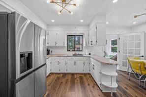 Fridge, microwave, oven, stovetop - “YOGA HOUSE”  4bed , 2 spa-like baths + 2x Yoga sunrooms! Hotel quality (Rocky River)