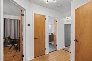 Interior - “YOGA HOUSE”  4bed , 2 spa-like baths + 2x Yoga sunrooms! Hotel quality (Rocky River)