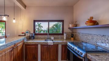 デラックス アパートメント | 専用キッチン | 大型冷蔵庫、電子レンジ、オーブン、コンロ