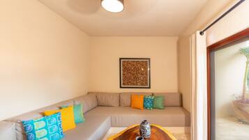 ベーシック アパートメント | リビング エリア | 40 インチのスマートテレビ (デジタル放送視聴可)、Netflix、ストリーミングサービス