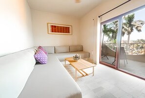 华丽公寓 | 起居区 | 40-英寸智能电视（配备数码频道）、Netflix、流媒体服务