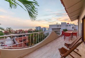 尊荣公寓 | 室外用餐