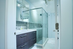 Douche, sèche-cheveux, serviettes fournies, savon