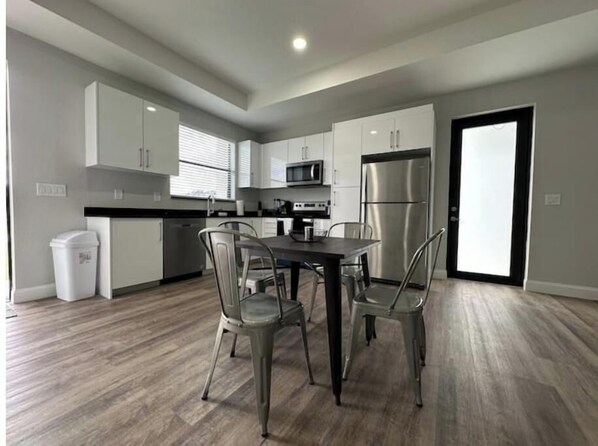 Private kitchen - Vacation Retreat: 1911L Business/Pleasure Deal (Lehigh Acres)