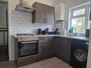Private kitchen - Watford Crescent Apartment Retreat (Watford)