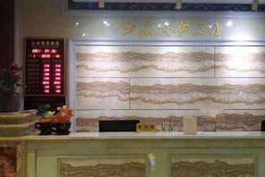Ein Empfangsschalter mit digitalem Display und einer Wand mit horizontalen Linien.