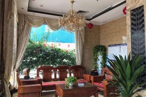 A lobby with a sofa set, a coffee table, and a chandelier. - Hongyun Hotel (Hezhou)