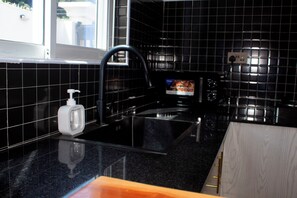 Fridge, microwave, stovetop, cookware/dishes/utensils - Cozy 1-bedroom apartment in enchanting Kilifi with WiFi (Kilifi)