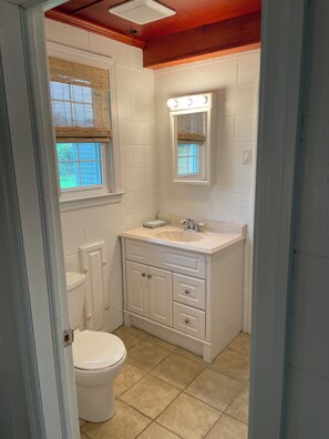 Dusj, hårføner, såpe og sjampo