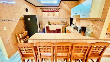 Kühlschrank, Mikrowelle, Ofen, Wasserkocher mit Kaffee-/Teezubehör