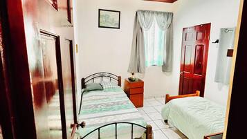 12 habitaciones, tabla de planchar con plancha y wifi gratis