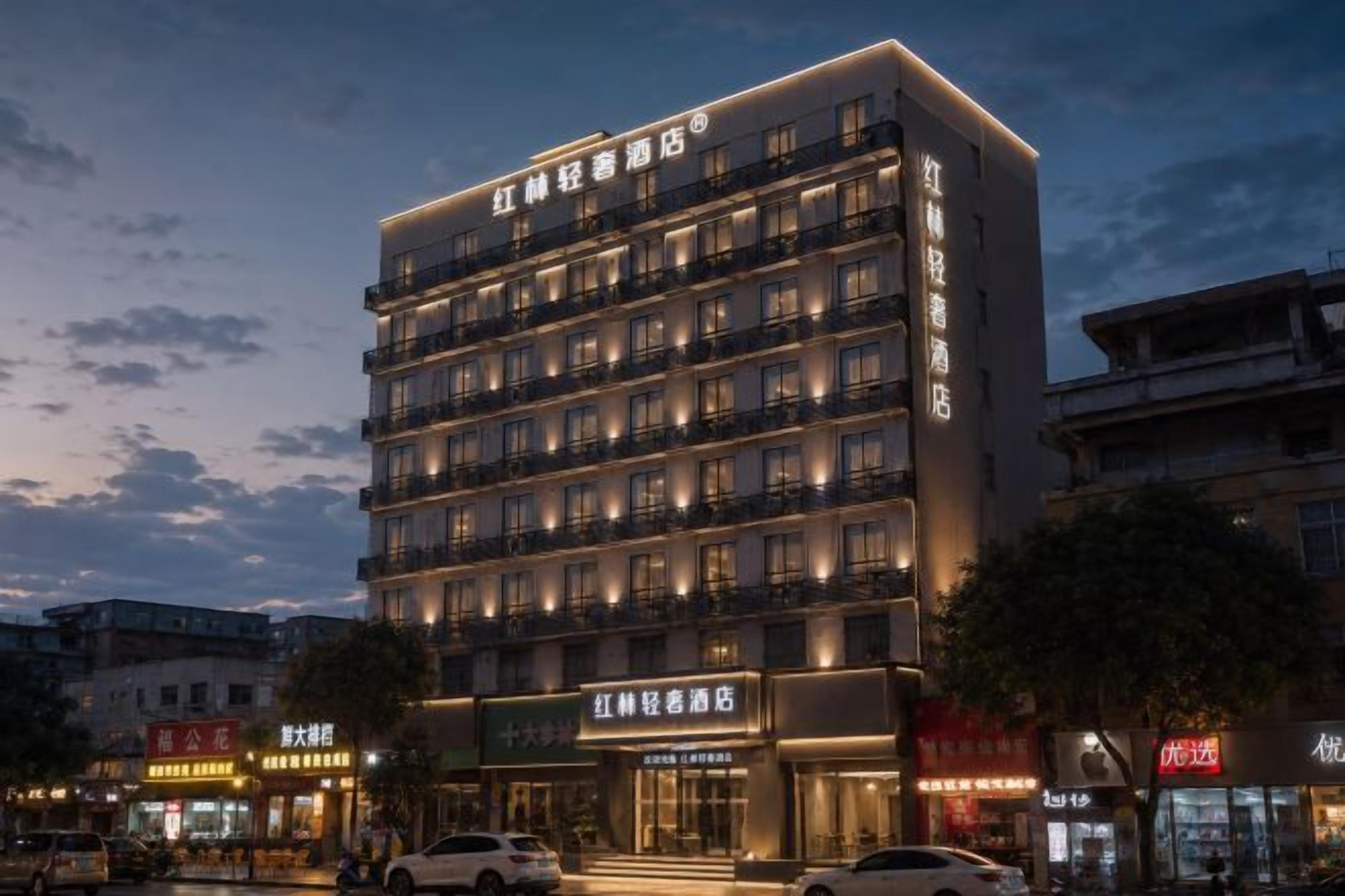 Un hôtel à plusieurs étages, doté d’une façade moderne, de nombreux balcons et d’une entrée au niveau du sol.