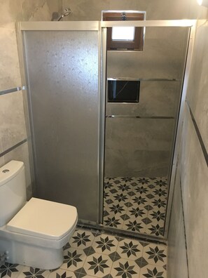 Dusch, gratis toalettartiklar, hårtork och handdukar