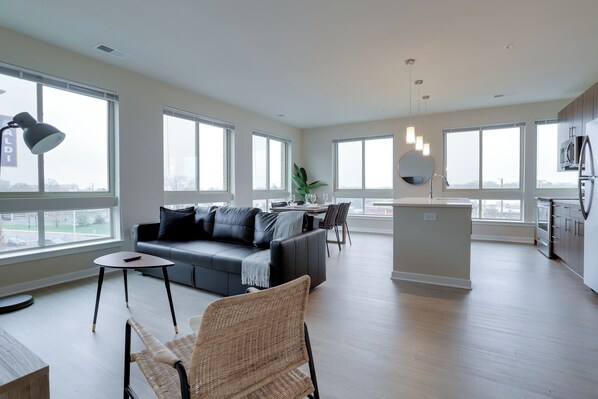 Lägenhet | Vardagsrum | 45-tums smart-tv med kabelkanaler