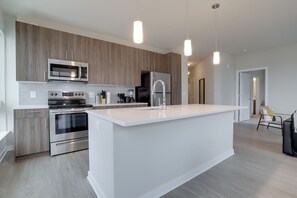 Lägenhet | Eget kök | Kaffe- och tebryggare och matbord