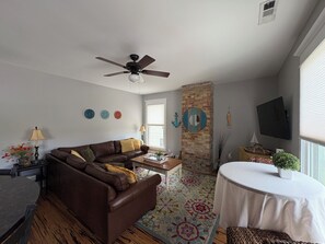 Smart TV, reproductor de DVD, futbolito y videoteca 