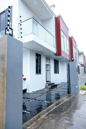 Exterior - Marvelous 4-bedroom townhome with AC and WiFi in Accra (Accra)
