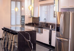 Fridge, microwave, oven, stovetop - Marvelous 4-bedroom townhome with AC and WiFi in Accra (Accra)