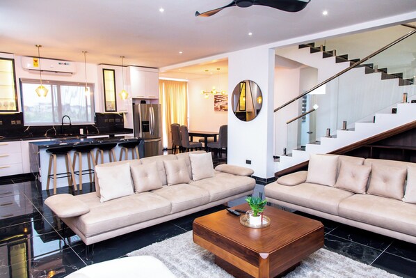 Smart TV - Marvelous 4-bedroom townhome with AC and WiFi in Accra (Accra)