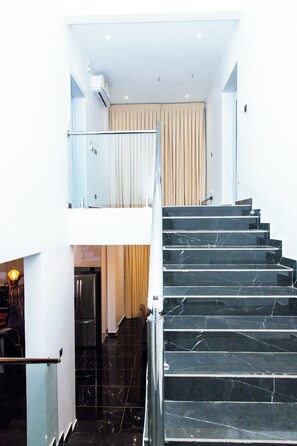 Interior - Marvelous 4-bedroom townhome with AC and WiFi in Accra (Accra)