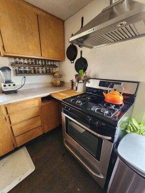 Microwave, oven, stovetop, dishwasher - West End Oasis -Private, Peaceful Retreat in Nucla (Nucla)
