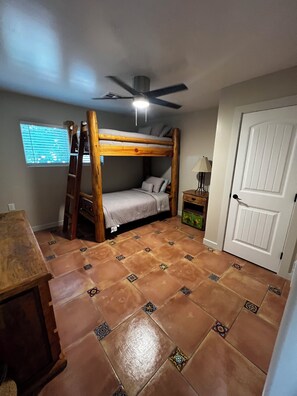 3 bedrooms, WiFi, bed sheets - Charming 3-bedroom house in delightful Tucson with WiFi, AC (Tucson)