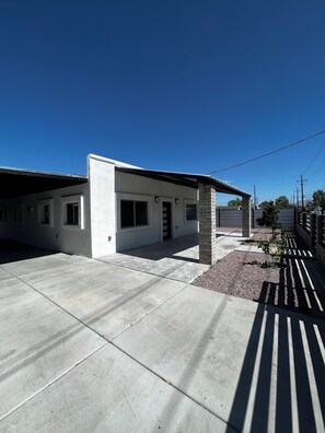 Property grounds - Charming 3-bedroom house in delightful Tucson with WiFi, AC (Tucson)