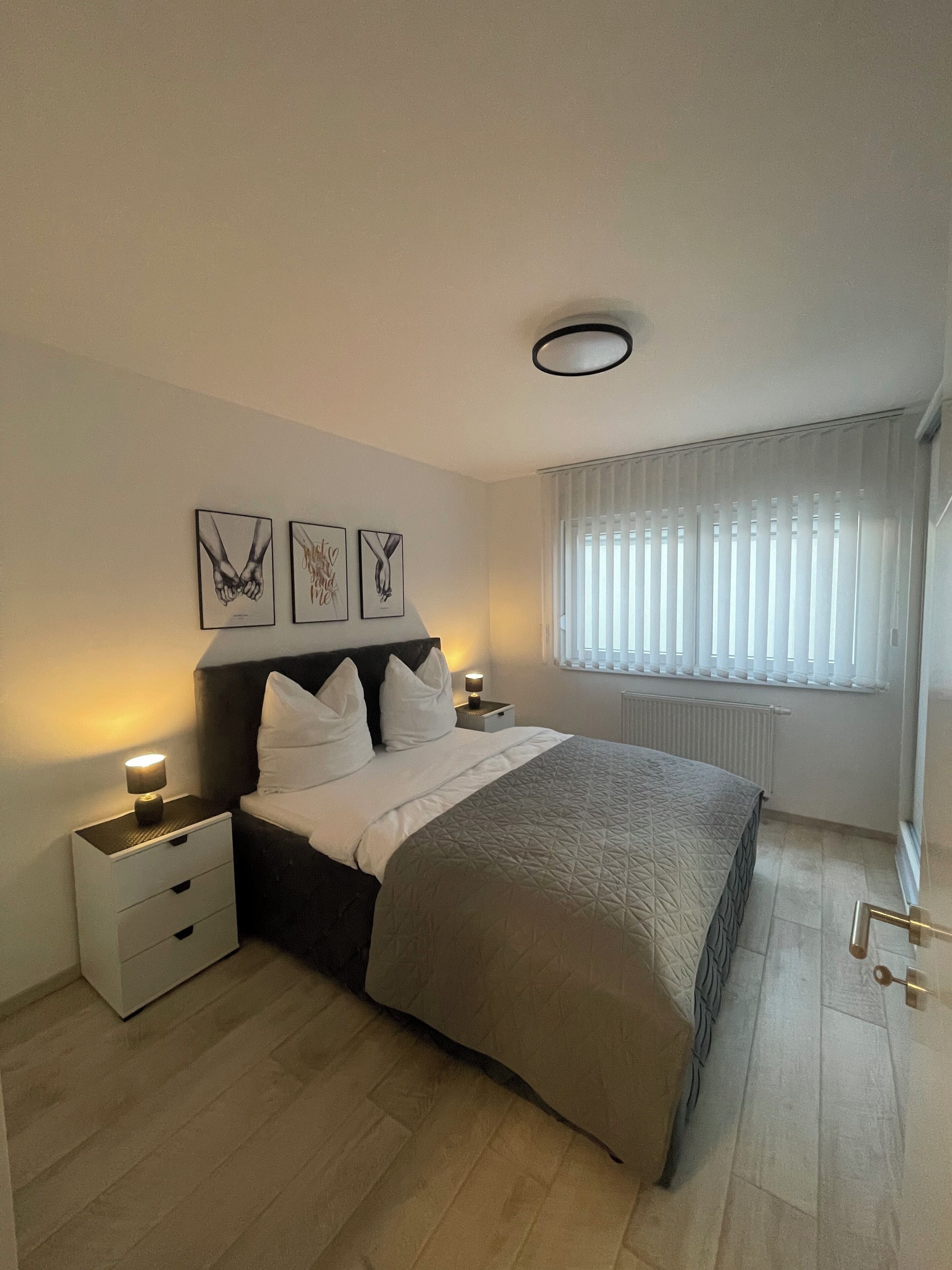 1 slaapkamer, een bureau, een strijkplank/strijkijzer, reisbedje