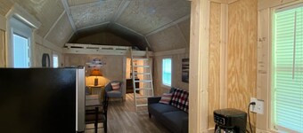 Cozy cabin near ATV trails/ Norris Lake/Moutain lake Marina in Rocky Top, TN!