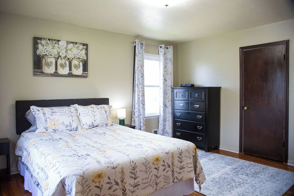 2 habitaciones, escritorio, tabla de planchar con plancha y wifi gratis 