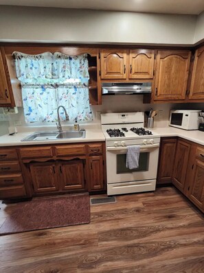 Kjøleskap, mikrobølgeovn, ovn og kokeplater