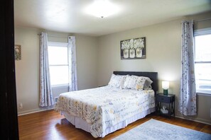 2 soverom, skrivebord, strykejern/-brett og wi-fi (inkludert)