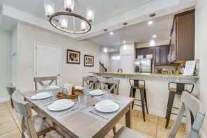 Dining - 7 Mi to Disney: Davenport Townhome w/ Patio & Pool (Davenport)