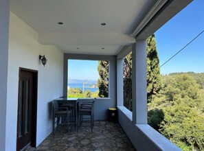 Outdoor dining - Family House Aldo - Family House with Four Bedrooms and Sea View (Rogac)