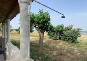 Property grounds - Charming beachfront 2-bedroom house with AC and WiFi. (Katakolo)