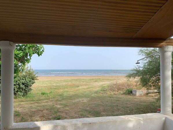 Beach - Charming beachfront 2-bedroom house with AC and WiFi. (Katakolo)
