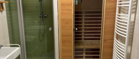 Douche, séchoir à cheveux, serviettes fournies