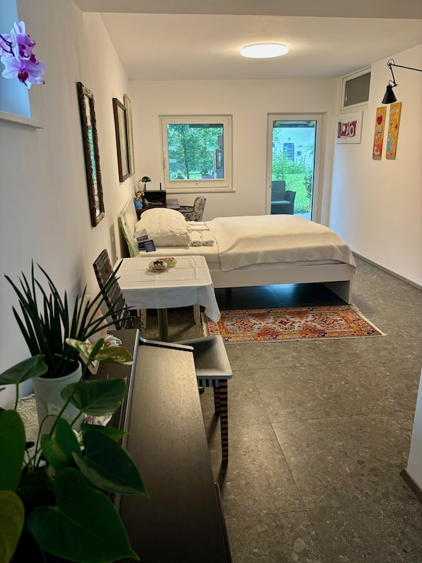 1 bedroom, iron/ironing board, internet, bed sheets