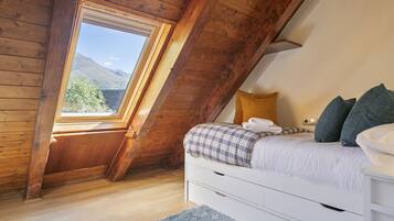 3 bedrooms, iron/ironing board, Internet, bed sheets