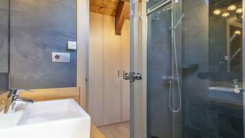 Een douche, een haardroger, handdoeken, toiletpapier