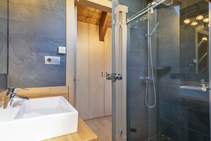 Douche, sèche-cheveux, serviettes fournies