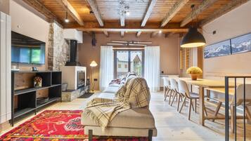 Una televisión, una chimenea