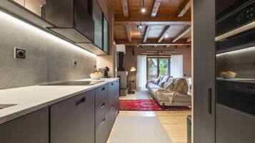 Frigorífico, microondas, horno y lavavajillas